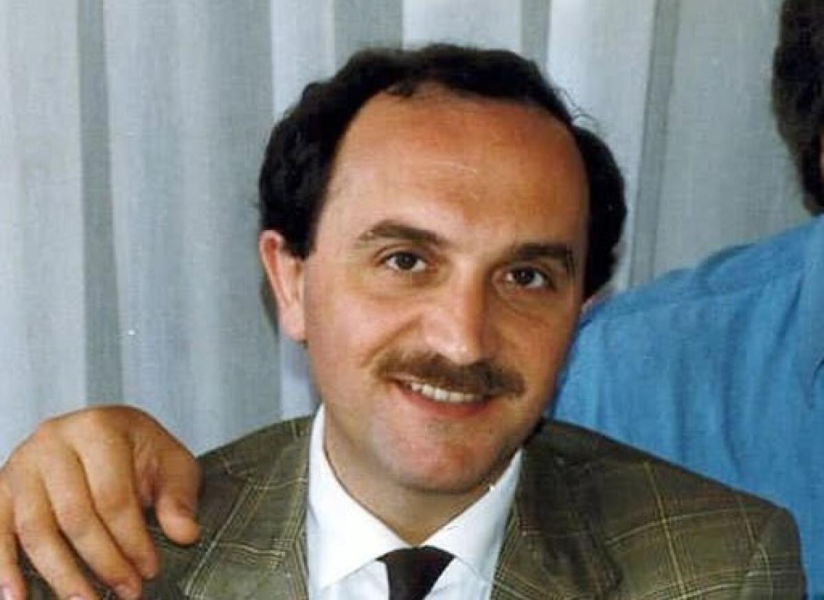“Il sacrificio di Nicola Calipari: un eroe dimenticato | Perché la sua morte continua a essere un mistero?” -