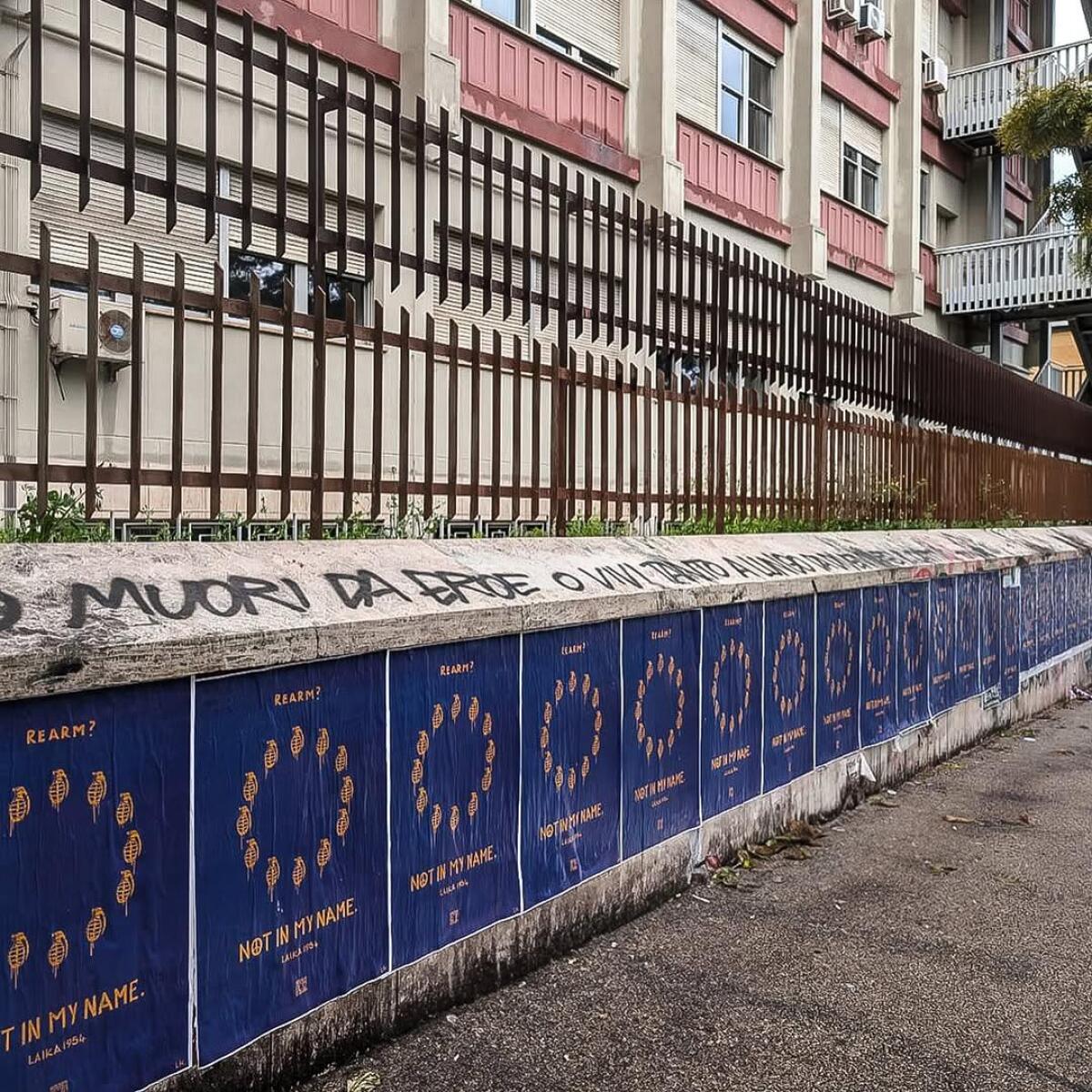 Roma si riempie di manifesti provocatori | Laika sfida l'assenza di giustizia sociale nell'era del ReArm Europe! -
