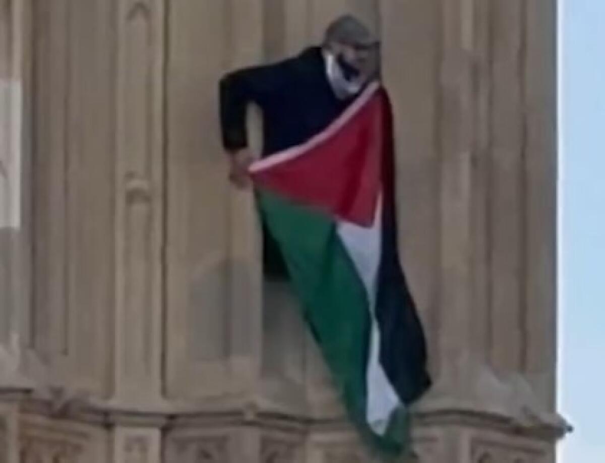 Un uomo scalzo sulla Elizabeth Tower | Cosa sta realmente succedendo a Londra? -