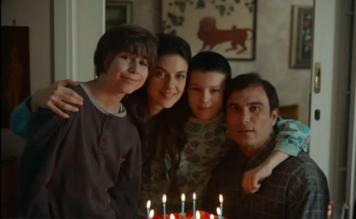 Una madre strappata dai servizi sociali | La verità dietro il film 'Familia' che scuote l'Italia - 