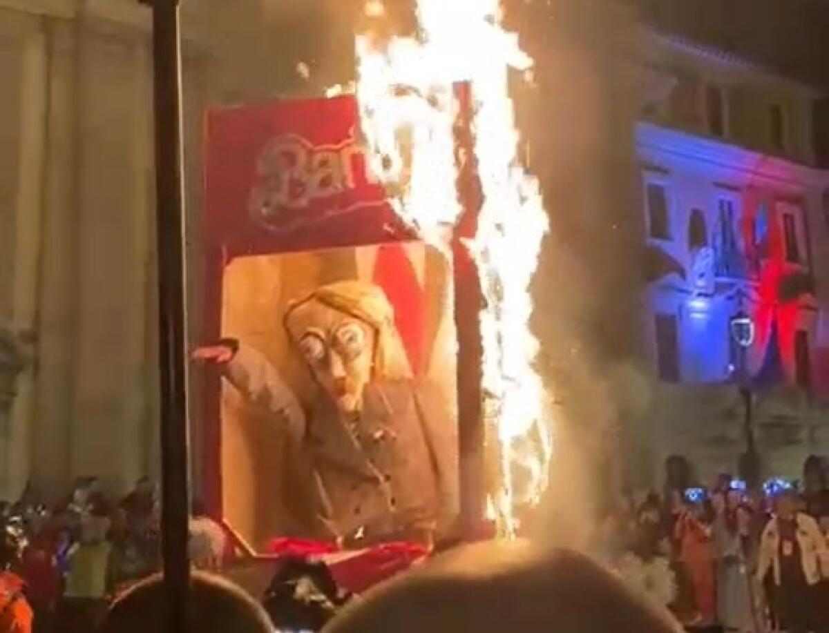 Un fantoccio di Barbie Meloni va a fuoco | Ecco perché il Carnevalone Liberato fa discutere tutti! - 