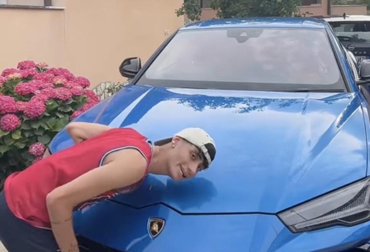 Il controverso ritorno di "Vito Er Motosega" | Come il web reagisce alle sue sfide ingombranti? -