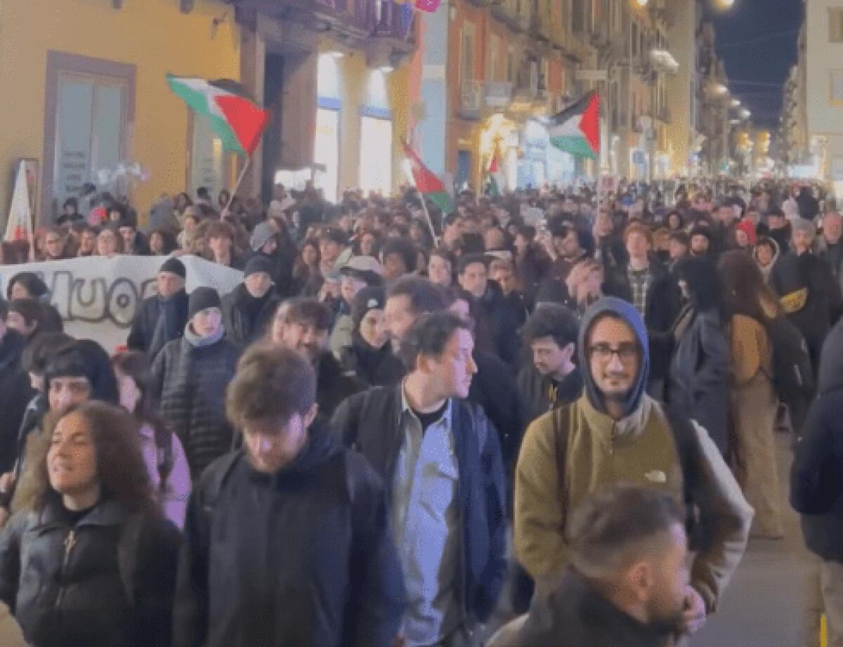 Centinaia di cittadini in piazza a Napoli per la Palestina | Ma cosa si nasconde dietro questa mobilitazione? -