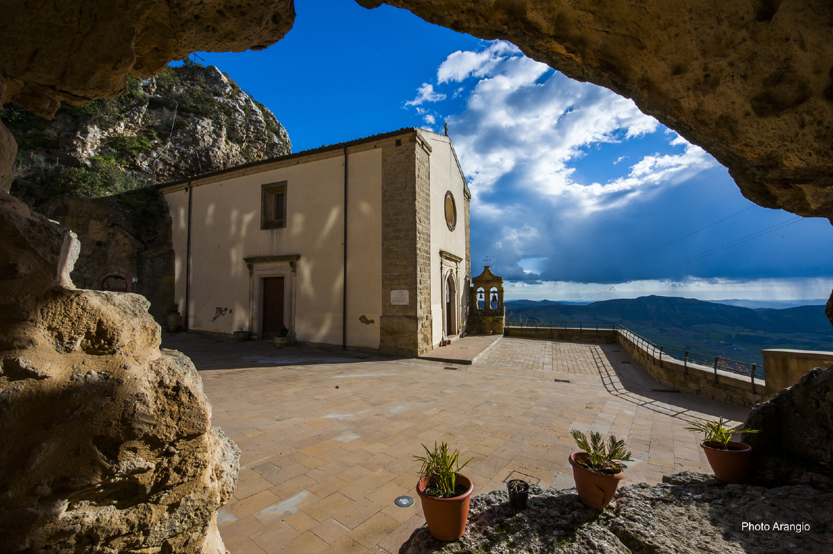 Un capolavoro che sfugge agli occhi | Il Santuario nascosto tra le rocce di Enna - Foto: Arangio