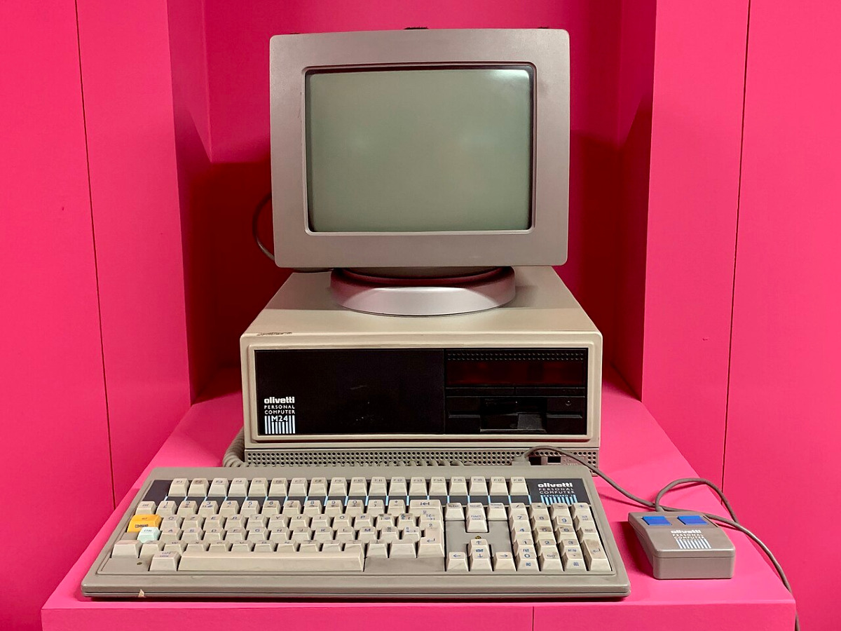 Quando arrivò l'Olivetti M24 a scuola... e il bidello lo scambiò per una TV! -