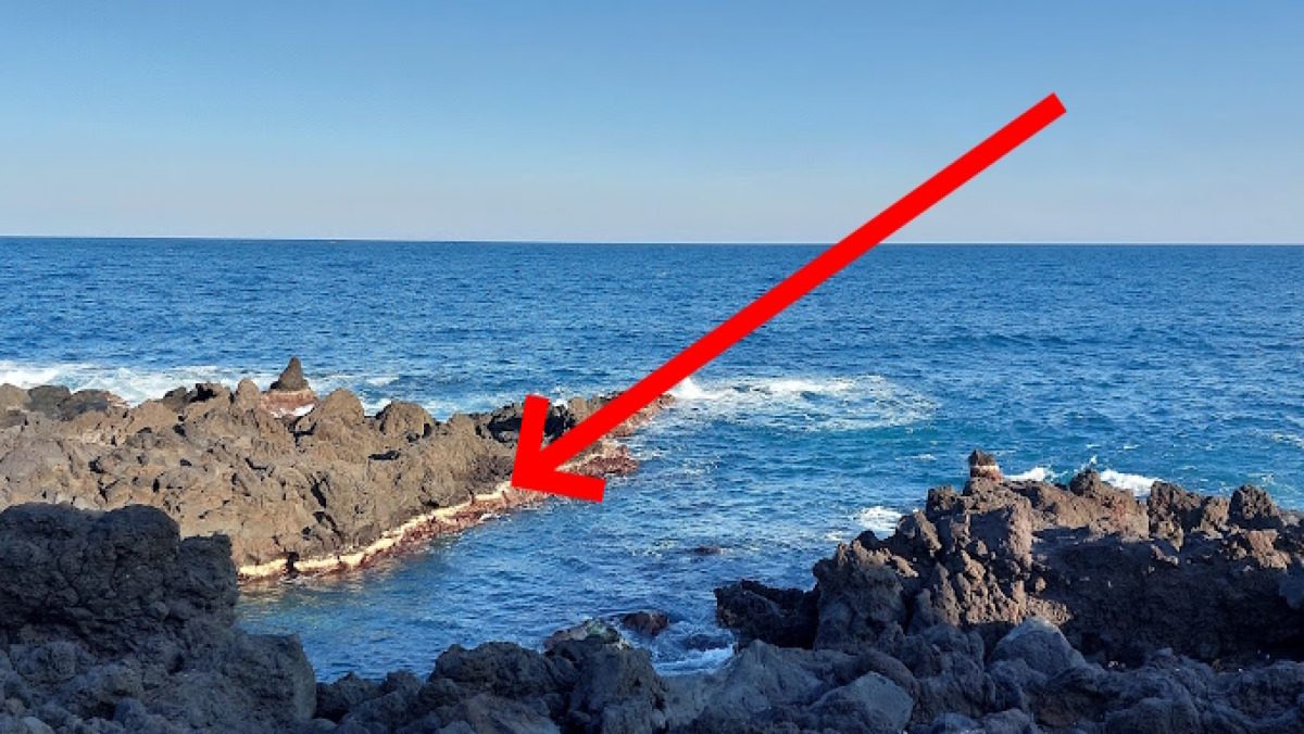 Non crederai a cosa c’è sotto la superficie | Svelati i misteri sotto la costa di Stazzo, dove la lava ha modellato il mare - Foto: Loredana Buda