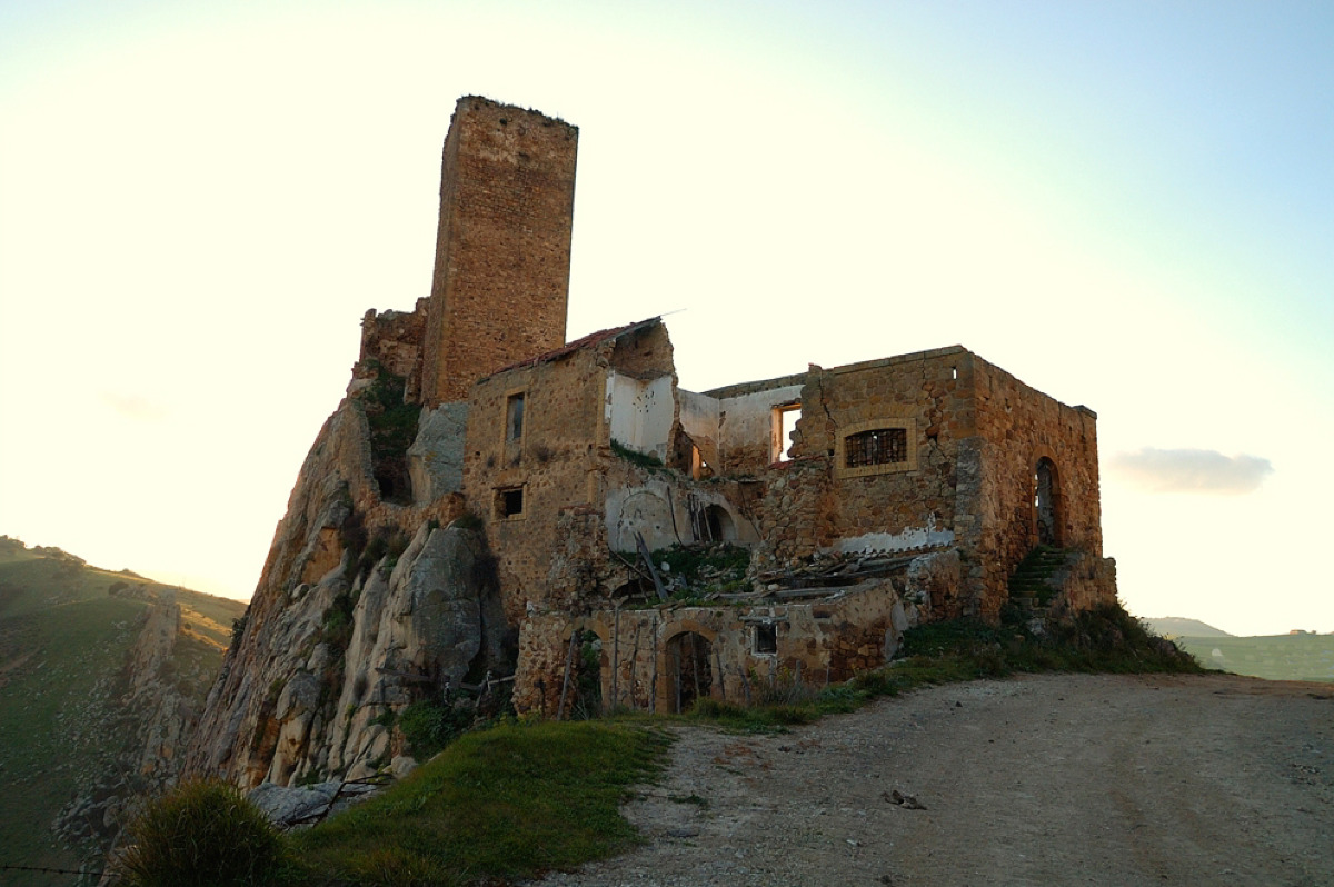 Lo hanno cercato per secoli, ma non l'hanno mai trovato | Il misterioso Castello e l'incredibile curiosità - Foto: Morgantia07/Wikipedia
