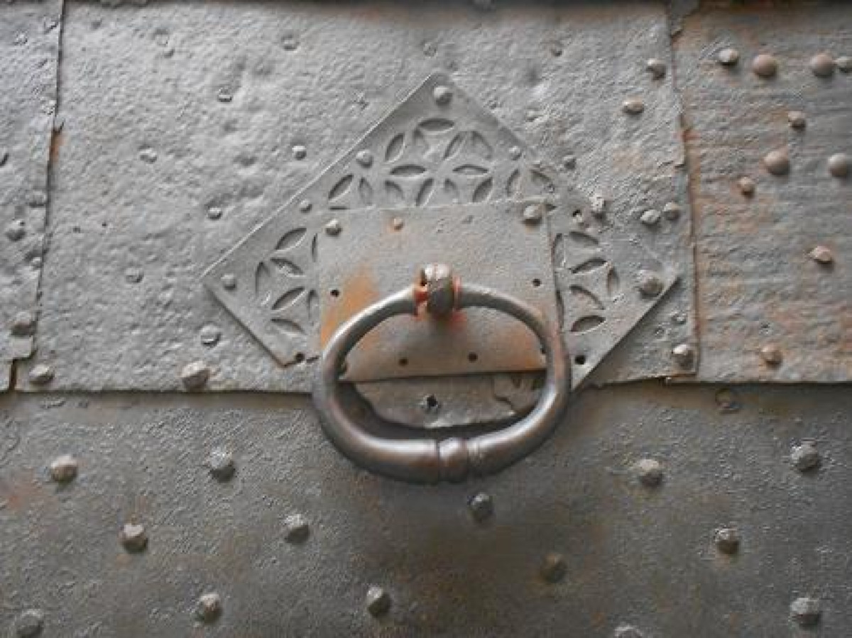 Spuntano ovunque in città | Gli ‘occhi’ di ferro battuto sui portoni di Palermo -