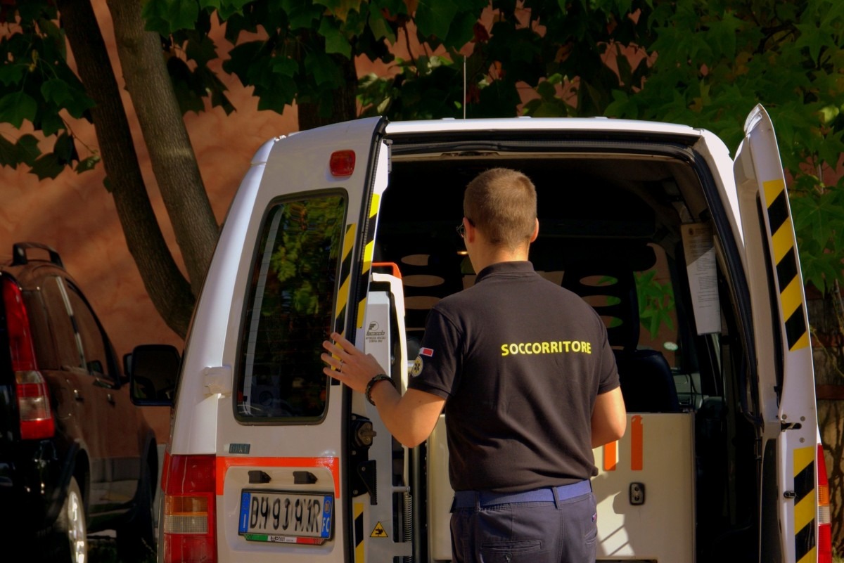 Anziano investito da monopattino: aggrediti i soccorritori - 