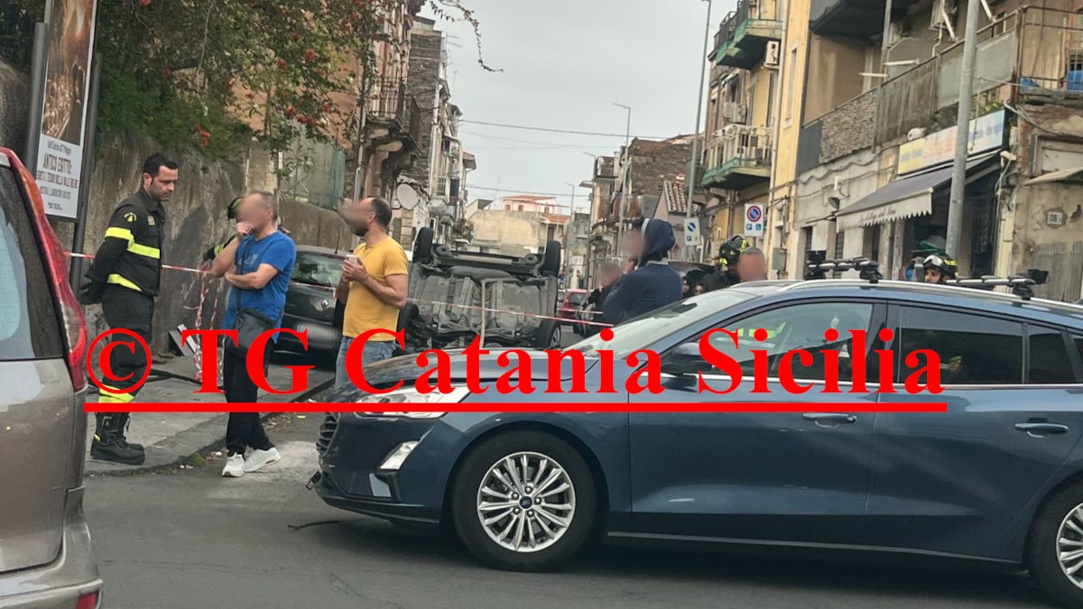 Incidente stradale a Catania: auto ribaltata, intervento Vigili del Fuoco - Credit foto: TG Catania Sicilia 