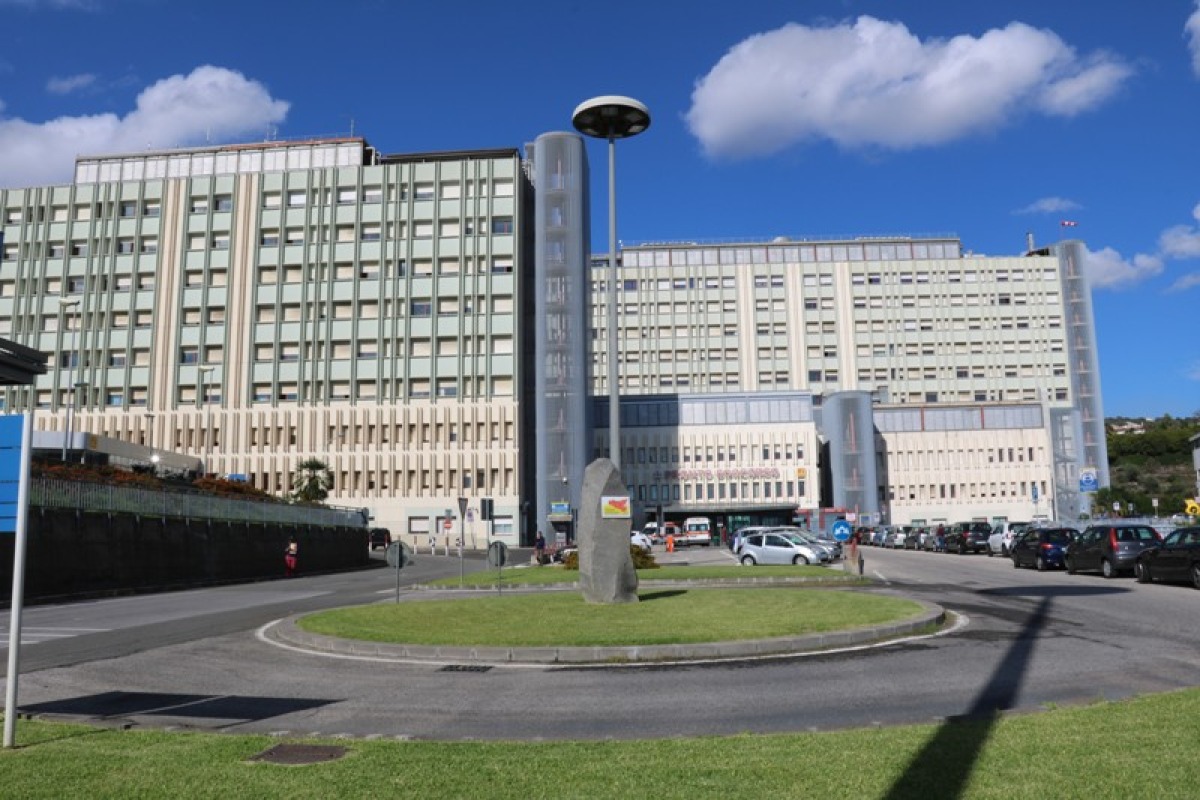 Aggredisce e sfregia al volto agente: arrestato l'uomo - Credit foto: Ospedale Cannizzaro