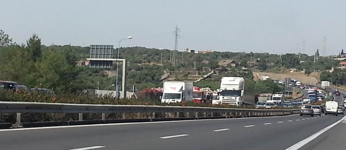 Incidente Tangenziale di Catania: auto ribaltata e code di "curiosi" -