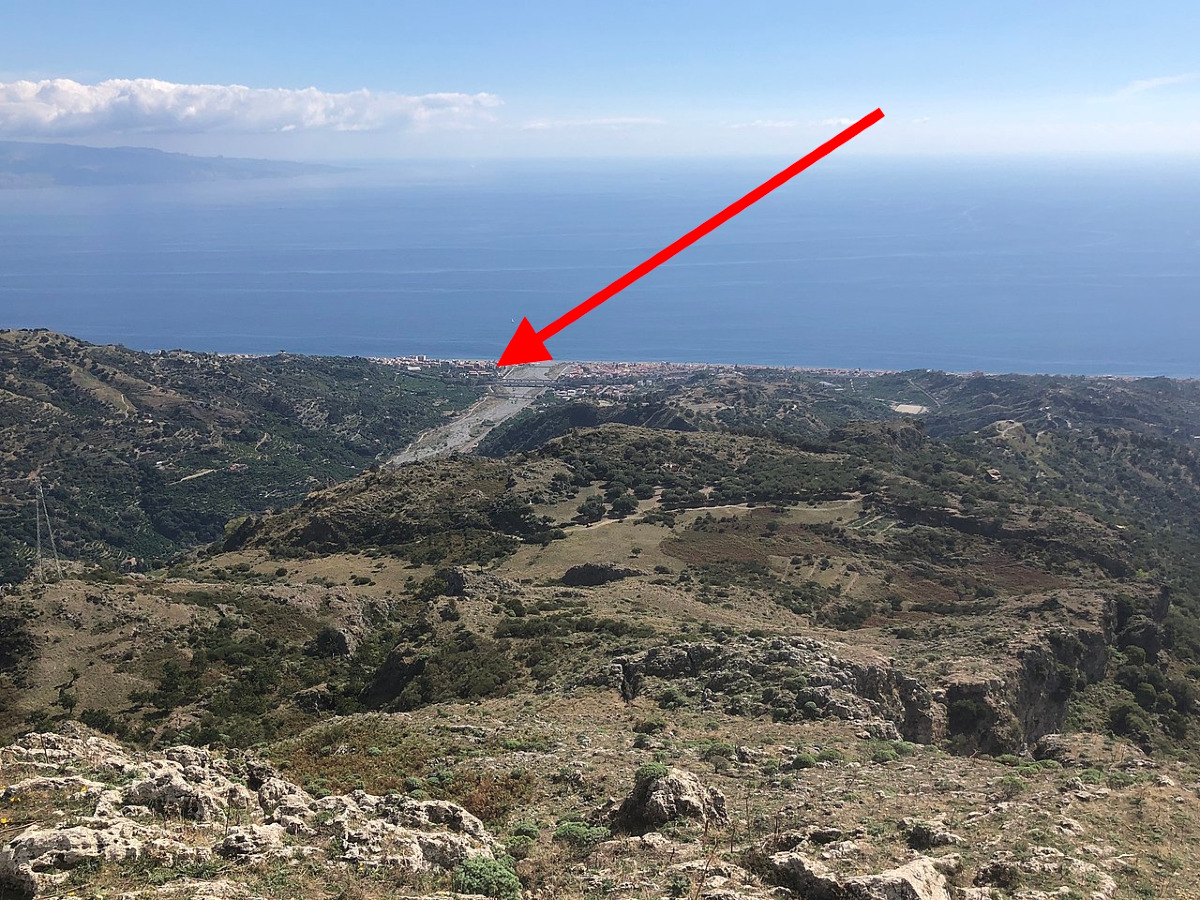 Quello che nessuno ti ha mai raccontato | Il mistero delle terme di Alì a Messina che nessuno si aspettava - Foto: Davide Mauro/Wikipedia