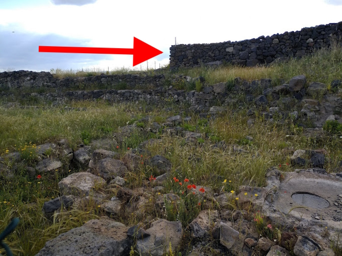 Le mura che stanno facendo impazzire gli storici siciliani | Scoperto cosa si cela dietro le Mura Dionigiane di Adrano - Foto: Giovanni Grasso