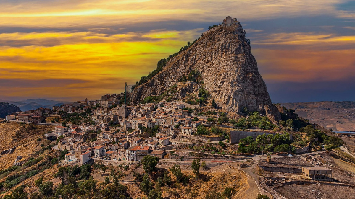 Il borgo siciliano che incanta | Scopri il "balcone della Sicilia" tra storia, panorami e tradizioni - Foto: Pardi91/Wikipedia