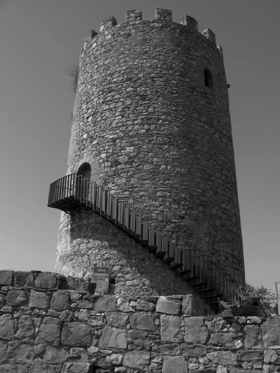 Nessuno sa cosa si nasconde dietro | La torre di Capo d’Orlando svela un segreto che nessuno si aspettava - Foto: Vincenzocampisi/Wikipedia