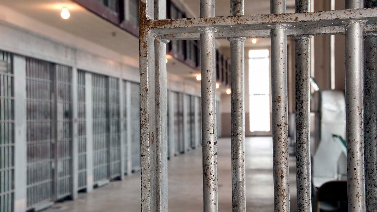 Lancia droga nel carcere di Piazza Lanza: giovane si unisce ai detenuti -