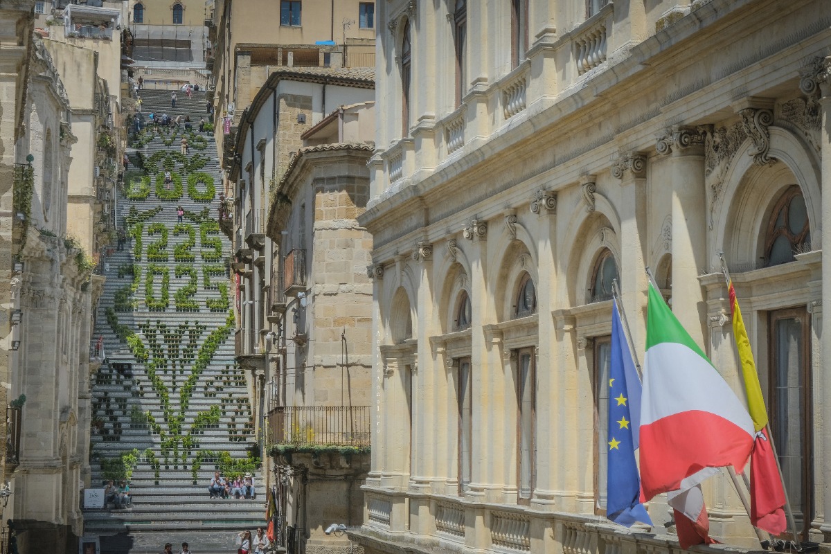 Un appuntamento floreale che incanta Caltagirone | Inaugurata la Scala Infiorata 2025 -