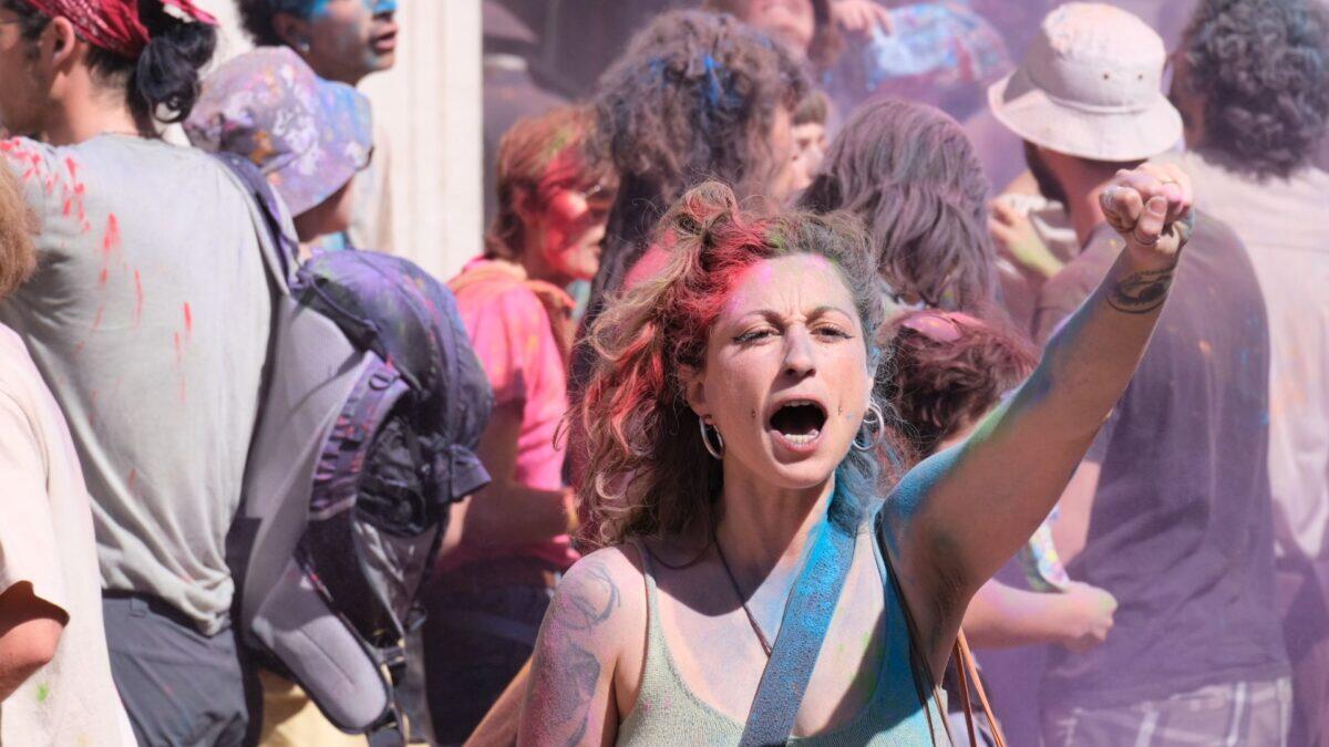 Attivisti lanciano una nuvola di colori davanti al Ministero di Giustizia | È davvero questa la giustizia che ci meritiamo? - 