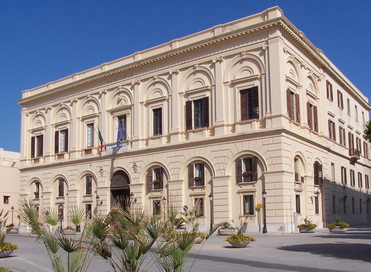 Comune di Trapani | La bandiera a mezz'asta per le vittime: un gesto di solidarietà che fa discutere! - 