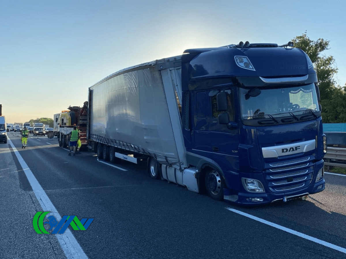 A4, tir perde bobine metalliche: 20 km di coda in autostrada - 