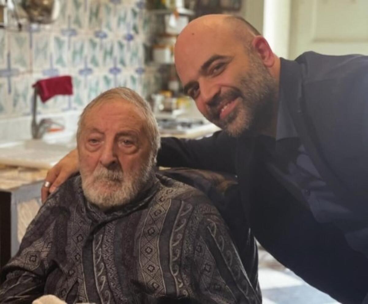 La Gatta Cenerentola piange la sua Morte | Napoli in lutto per la scomparsa di un gigante della cultura! -