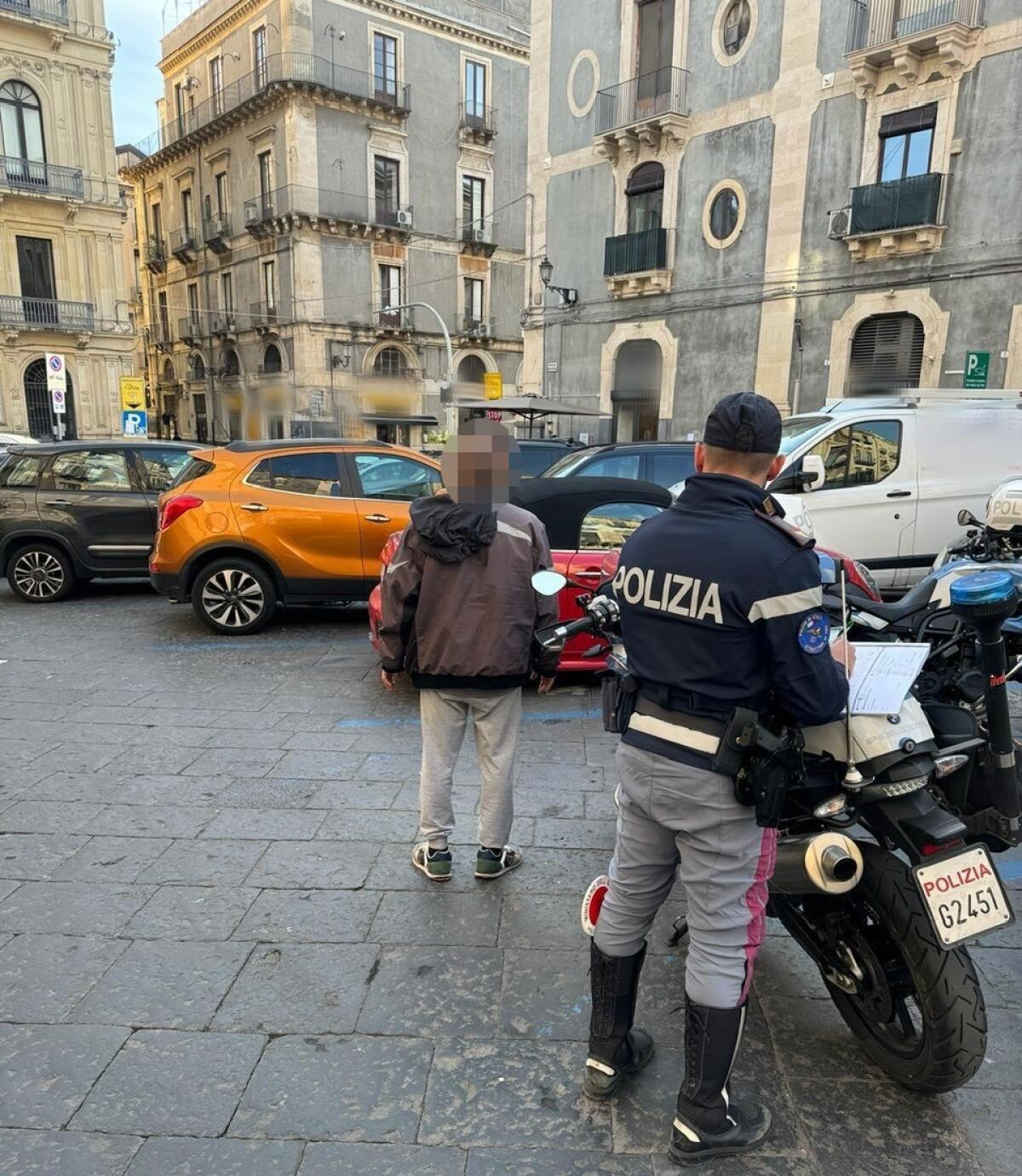 Parcheggiatori abusivi smascherati a Catania | La Polizia svela un’inquietante rete sotto i nostri occhi! -
