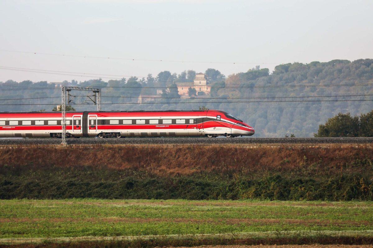 Frecciarossa bloccato per sei ore a Foggia | I passeggeri litigano e chiamano i carabinieri! - 