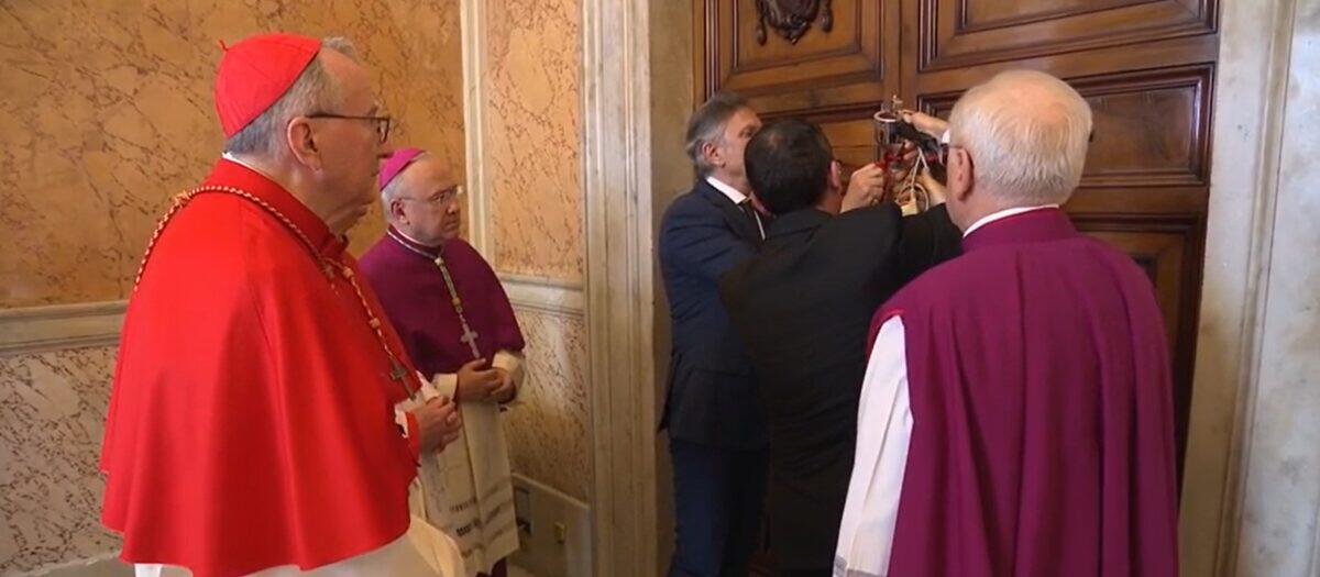 Papa Francesco, sigilli misteriosi all’appartamento apostolico | Cosa stanno nascondendo i cardinali? -