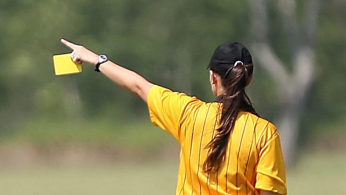 Insulti disturbanti durante la partita di calcio | La reazione del giudice sportivo lascia tutti senza parole! -