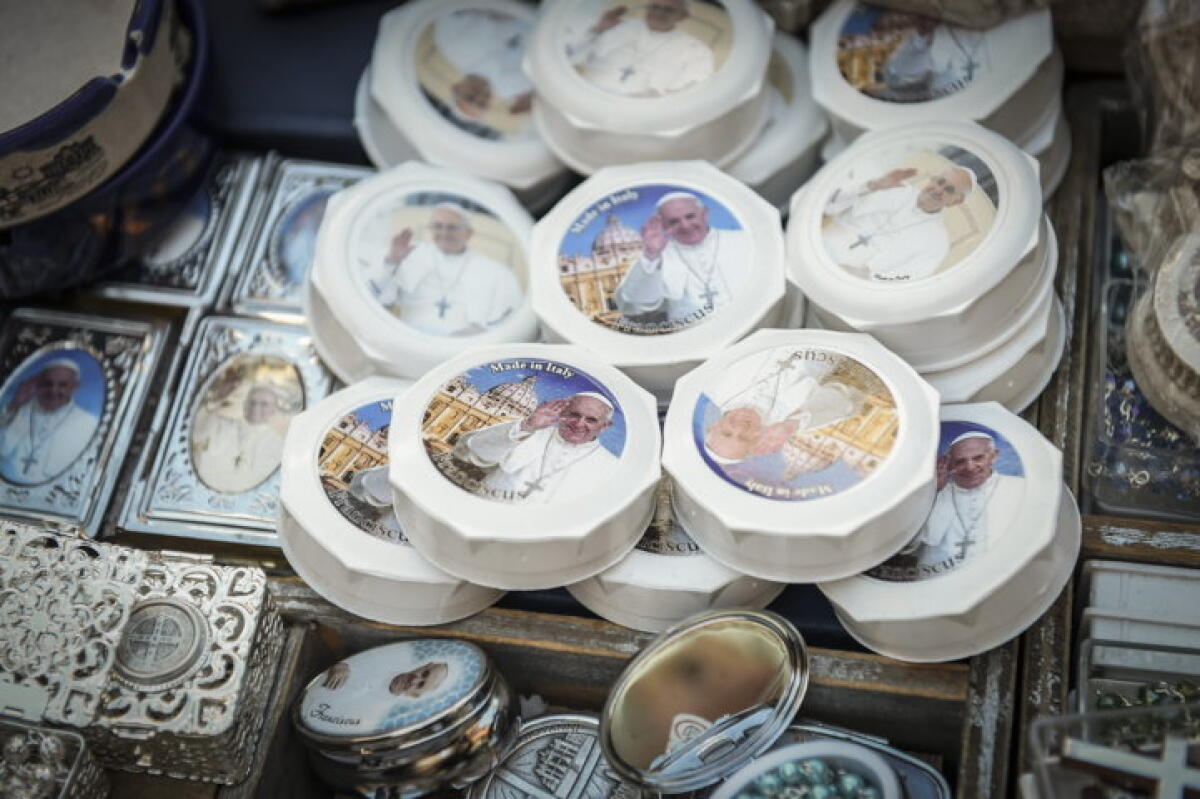Code e transenne a San Pietro | Come l'addio a Papa Francesco sta sorprendendo i commercianti! -