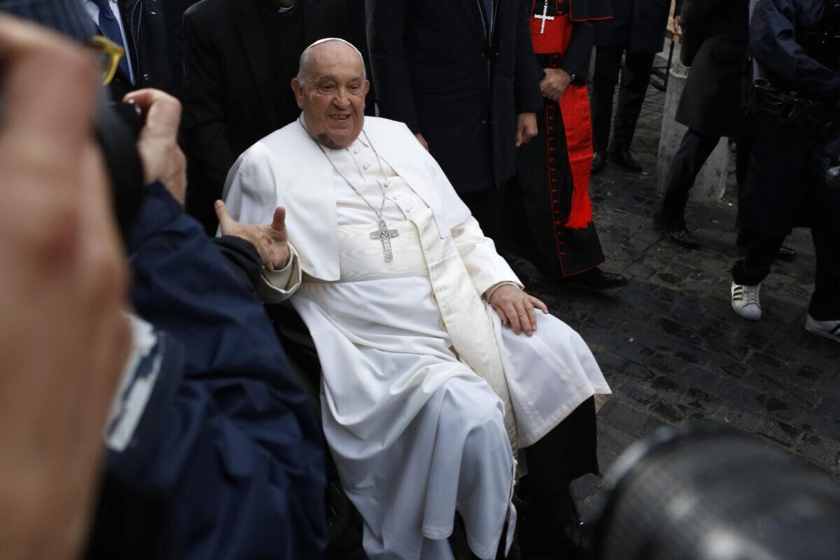 Papa Francesco sorprende tutti: miglioramenti senza ossigeno | Ma cosa significa per il suo futuro? - 
