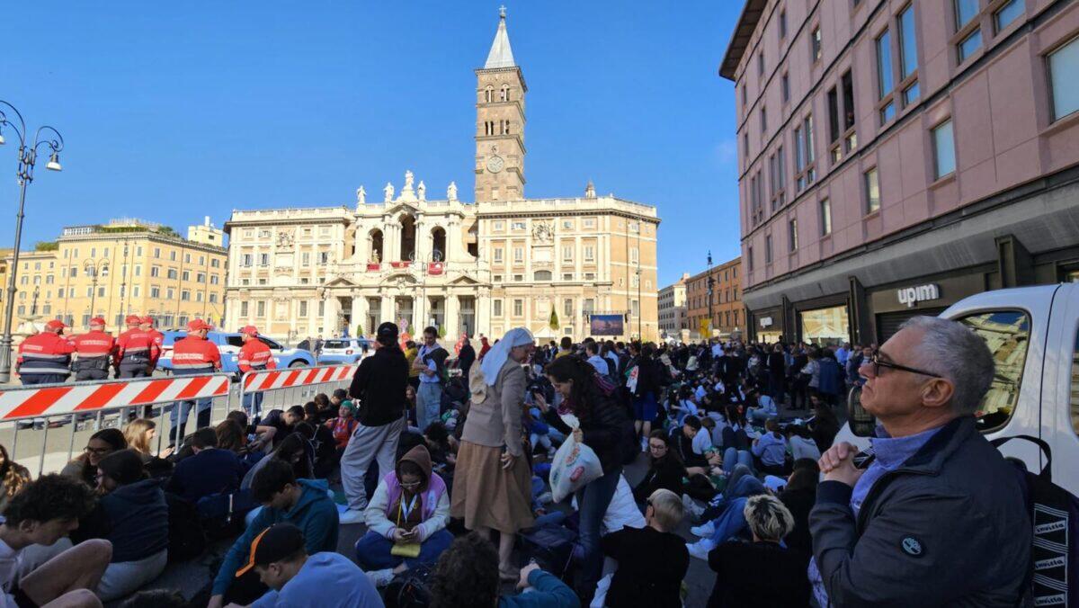 Migilaia di giovani in preghiera | È davvero la fine di un'era per la Chiesa? -