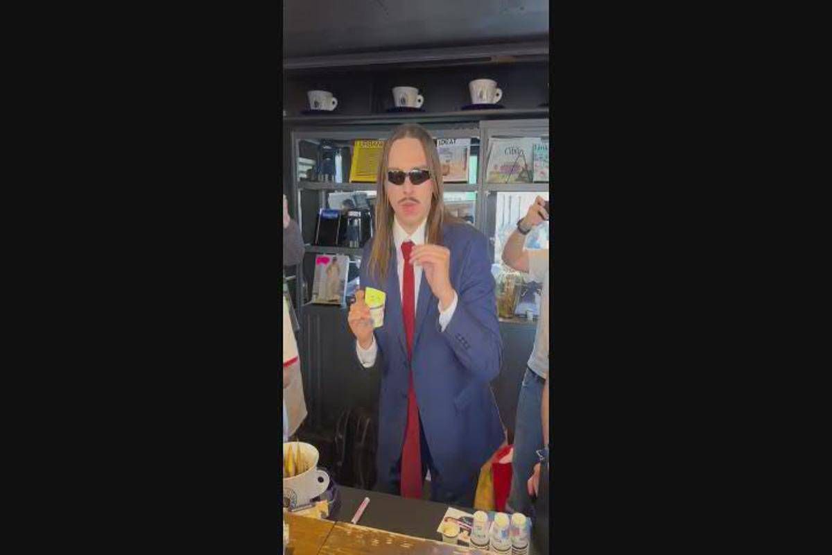 Tommy Cash show a Milano, serve caffè espresso: "In gara anche per l'Italia" - Video - 