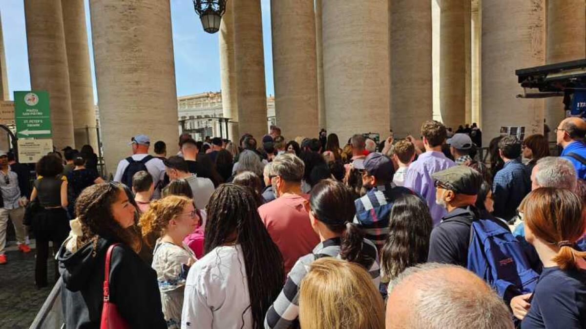 Ignari della tragedia, i fedeli in fila per Papa Francesco | Un momento che segnerà la storia del Vaticano -