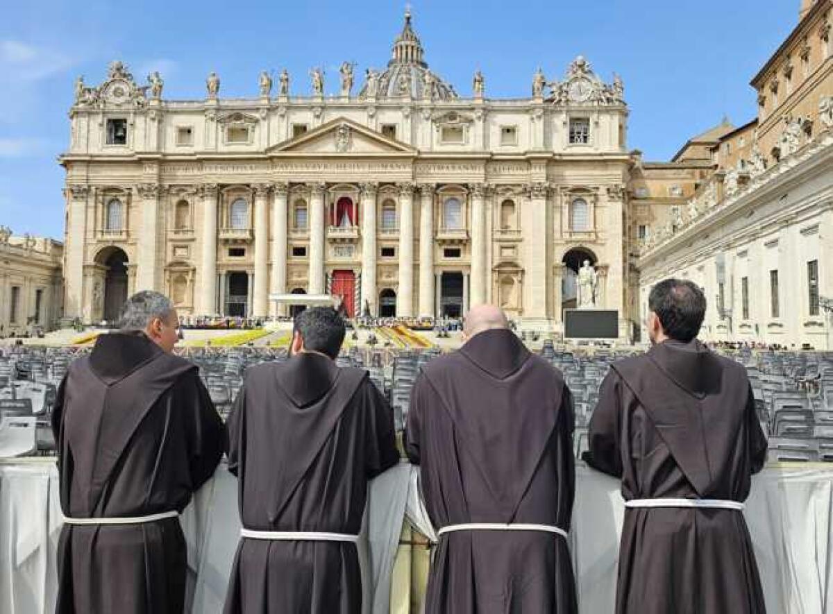 Papa Francesco è morto: la piazza incredula e le file inaspettate | Cosa succederà ora ai fedeli? - 