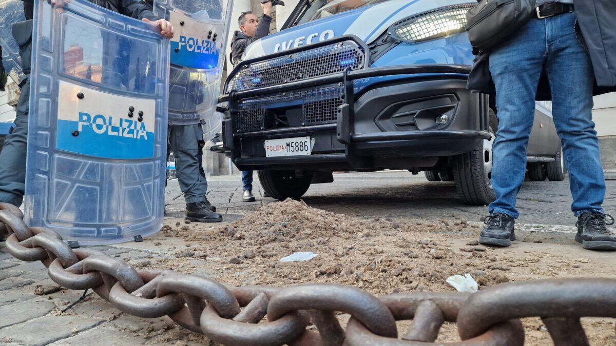 Attivisti lanciano letame contro la Prefettura di Napoli | È il segnale di una democrazia in pericolo? - 