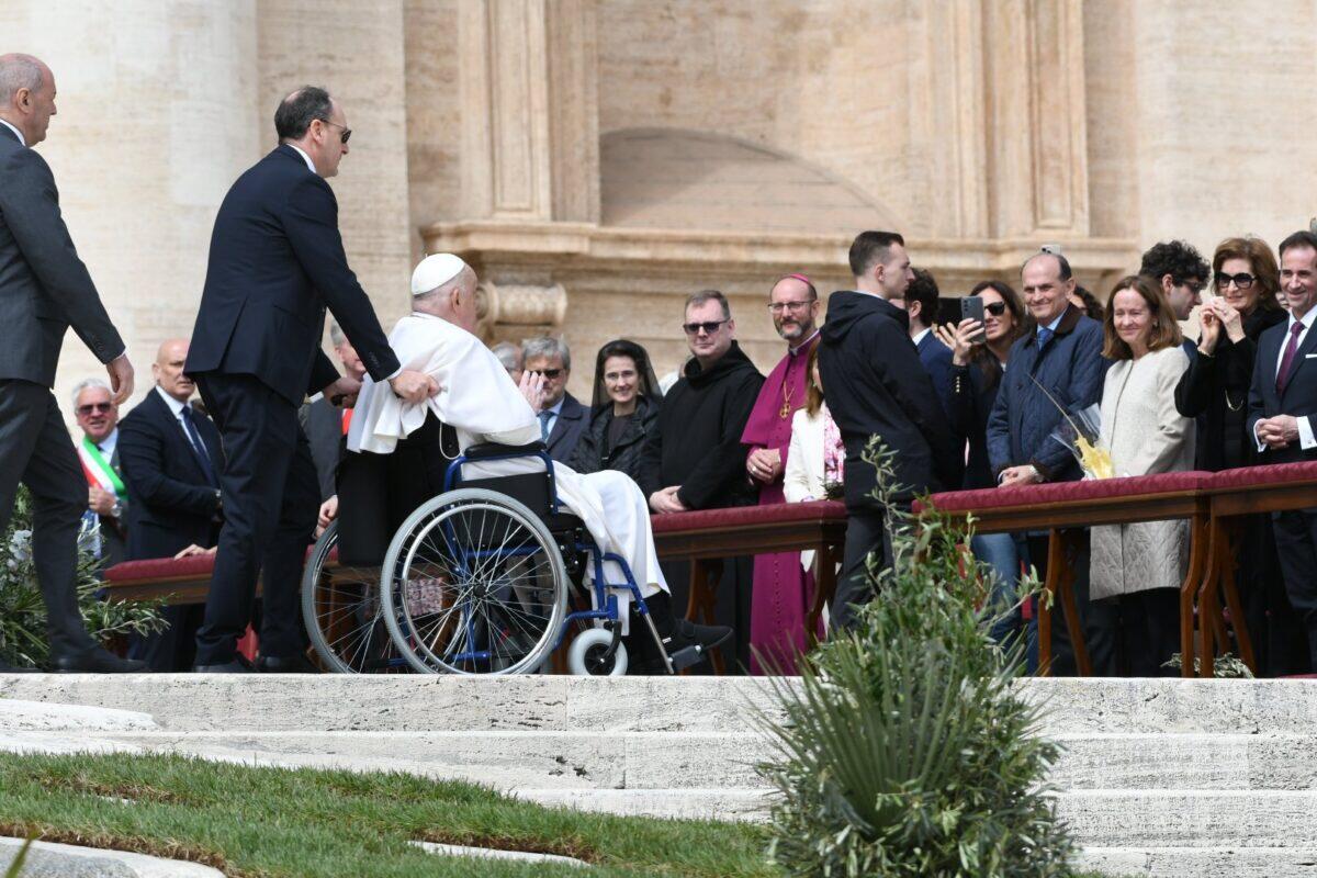 Papa Francesco stupisce i fedeli con un'apparizione inattesa | La Settimana Santa non sarà mai più la stessa! - 