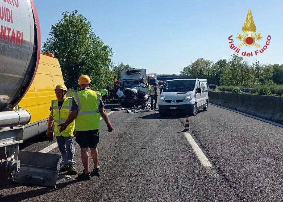 Incidente in A13, furgone tampona autocisterna: un morto e autostrada in tilt - 