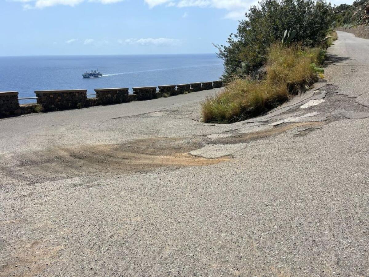 Sei milioni per riaprire una strada chiusa da anni | La Regione Siciliana punta sulla sicurezza delle Eolie! -