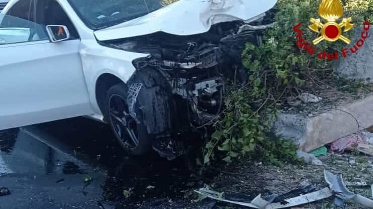 Incidente stradale nel Catanese: schianto contro muro -