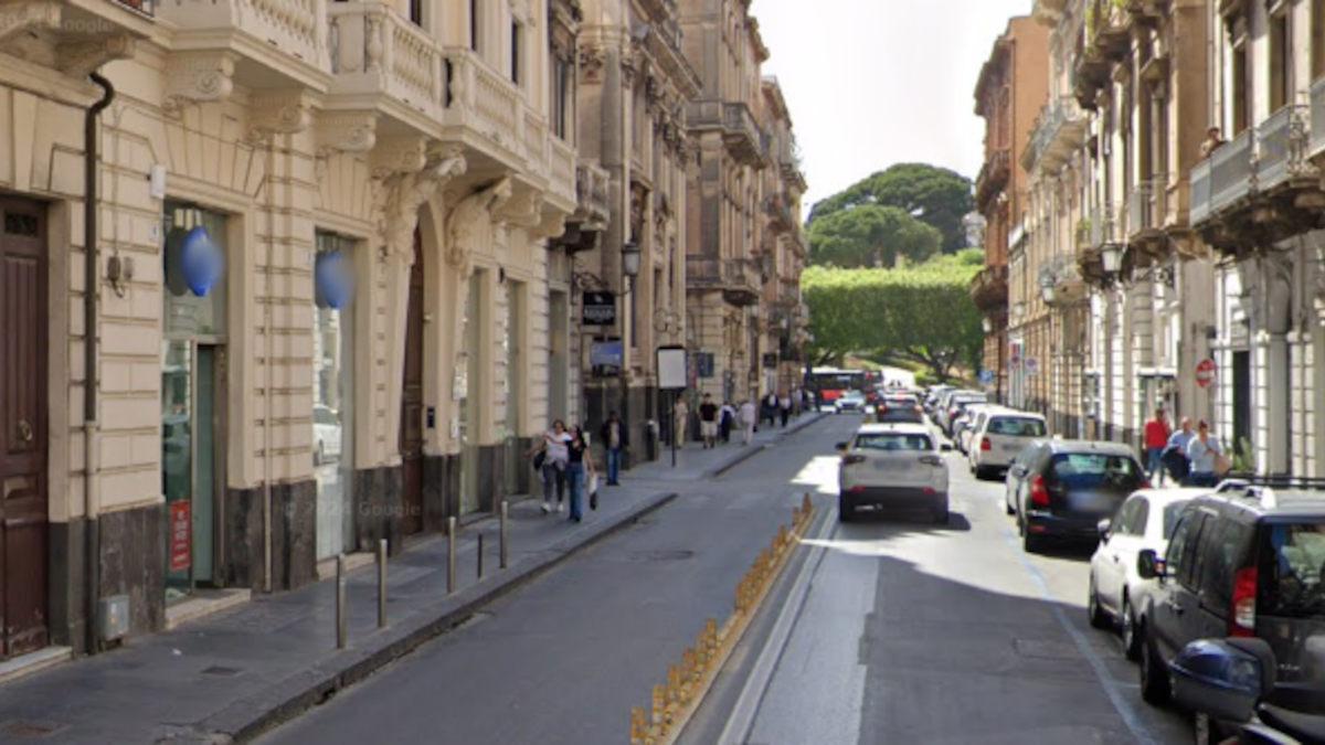 Incidente stradale a Catania centro: auto sfonda vetrina del negozio -