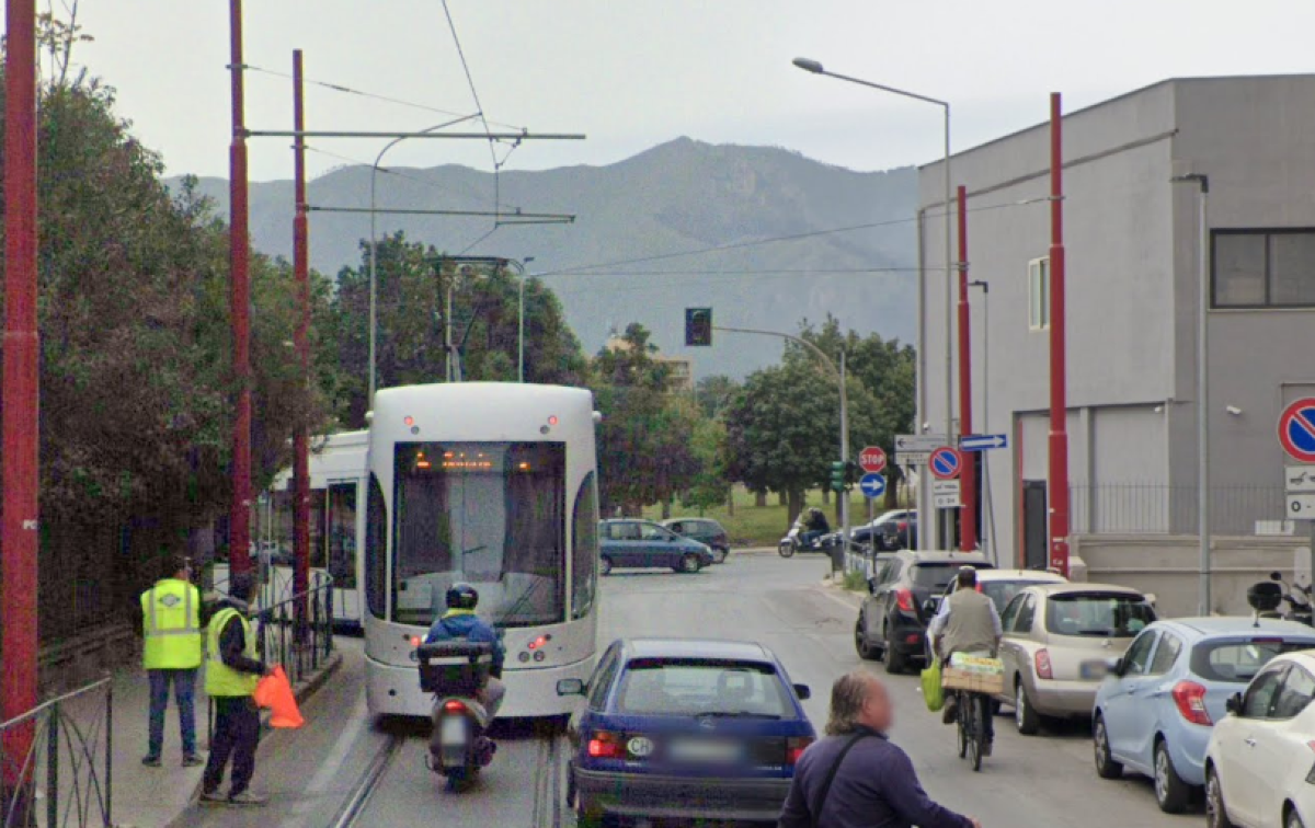 Incidente mortale a Palermo: cade dalla bici su binario tram -
