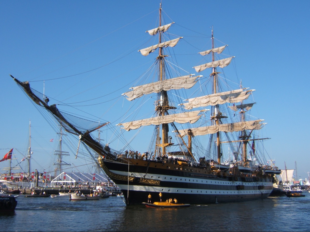 Il veliero Amerigo Vespucci incanta Catania durante l'Air Show -