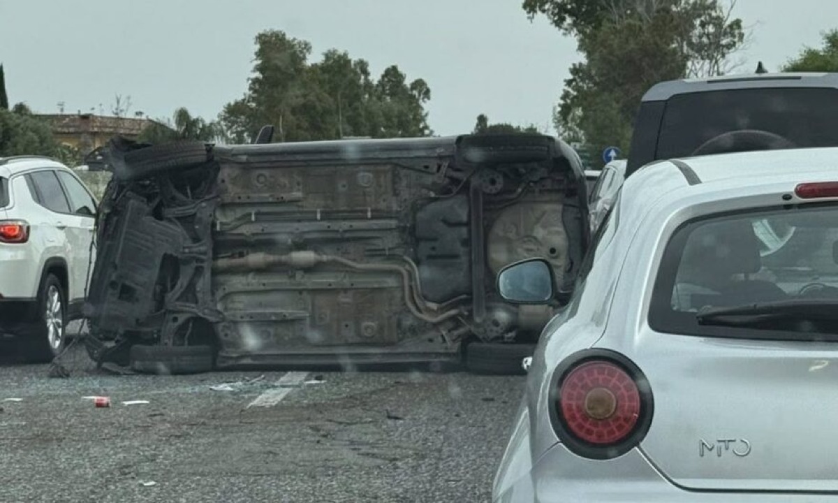 Incidente stradale sull'Autostrada: auto su una fiancata - Credit foto: Nicolò Fiorenza