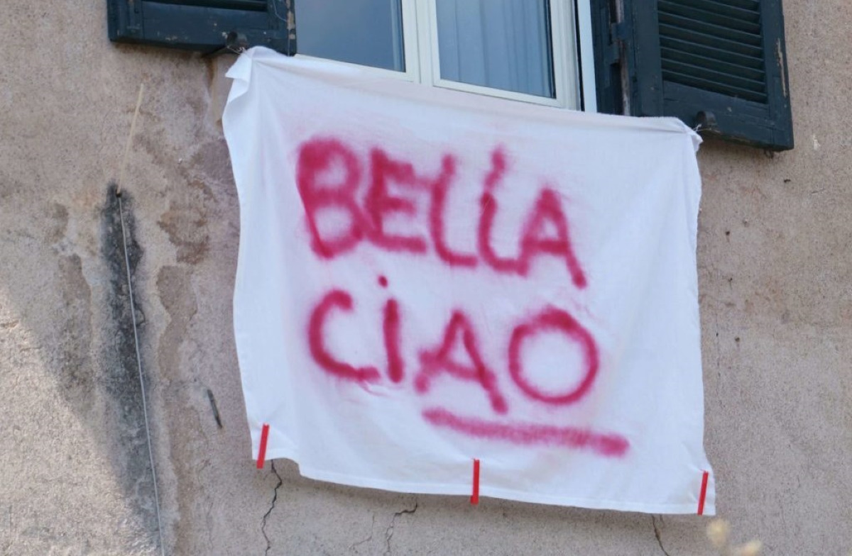 Cantano ‘Bella ciao’ e vengono fermati dai Carabinieri | Attacco ai simboli della Resistenza? - 