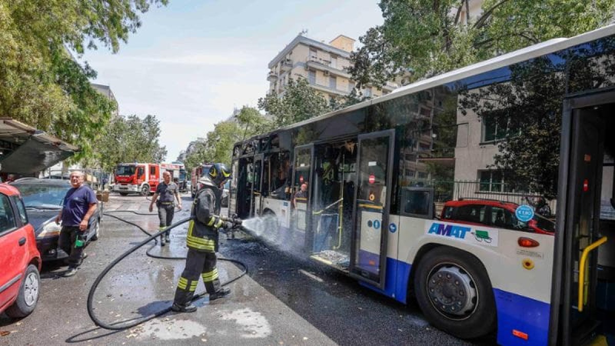 Autobus in fiamme: intervento Vigili del Fuoco nell'incidente stradale - Credit foto: Repubblica