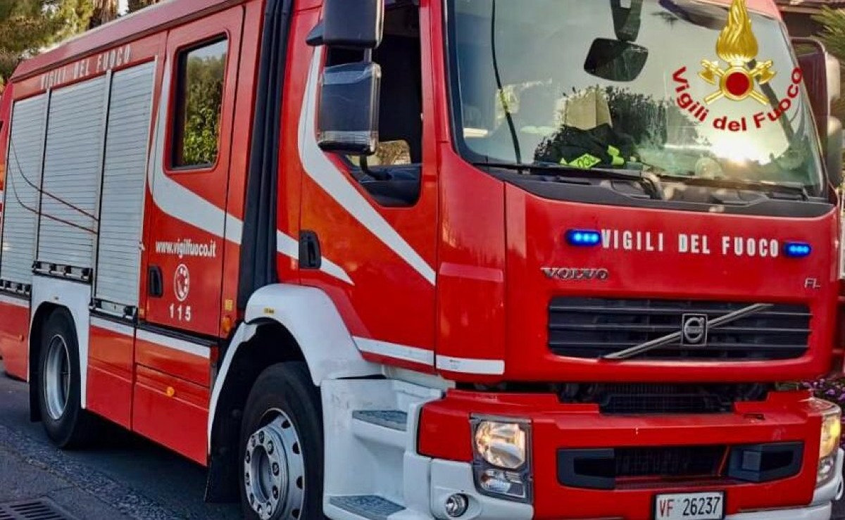 Incidente durante la manutenzione dell'auto: grave 52enne -