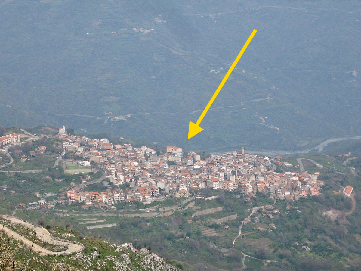 Il borgo ai piedi dei Peloritani dove l’arte parla sui muri | E il nome sussurra un antico confine - Foto: Bdsklo/Wikipedia