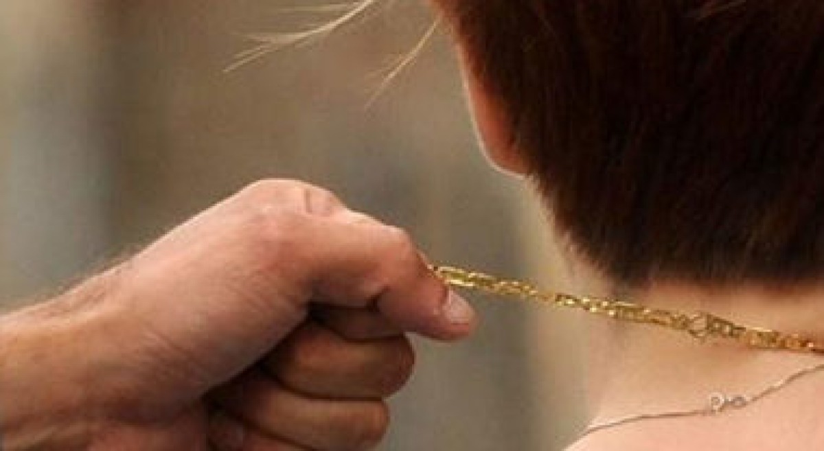 Si rifiuta di dargli denaro: scippo della collana d'oro - Credit foto: Gazzettino